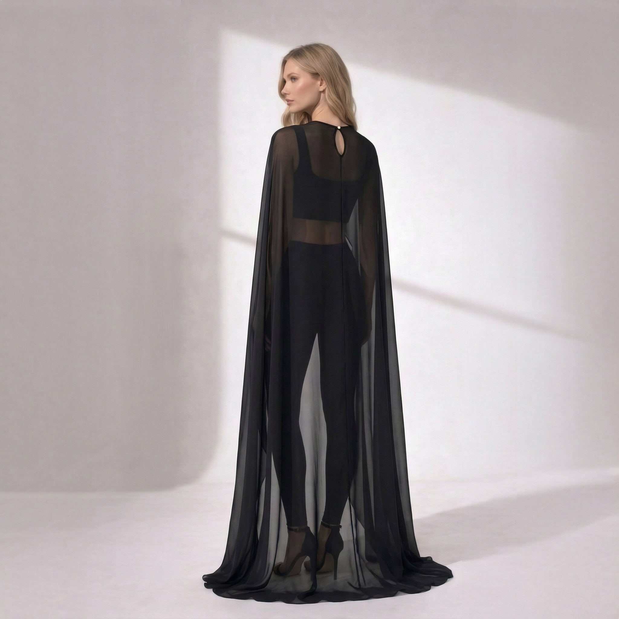 Capă Lungă din Voal Negru – Eleganță, Versatilitate și Design Sofisticat