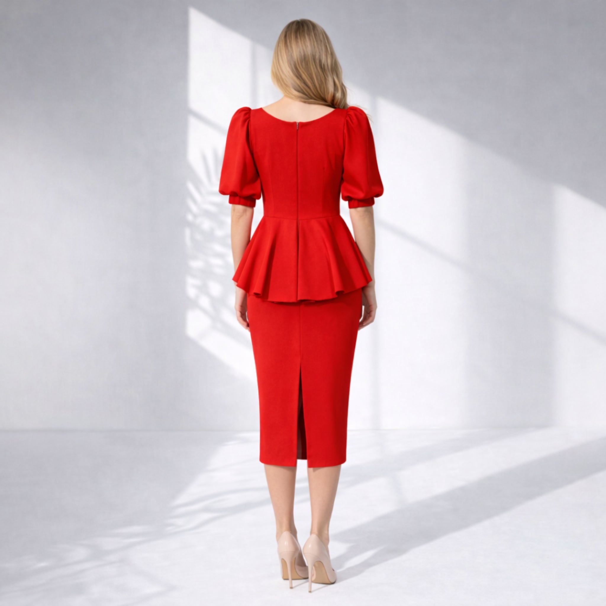 Rochie midi elegantă din bistrech roșu – modelatoare, cu peplum în talie și slit la spate