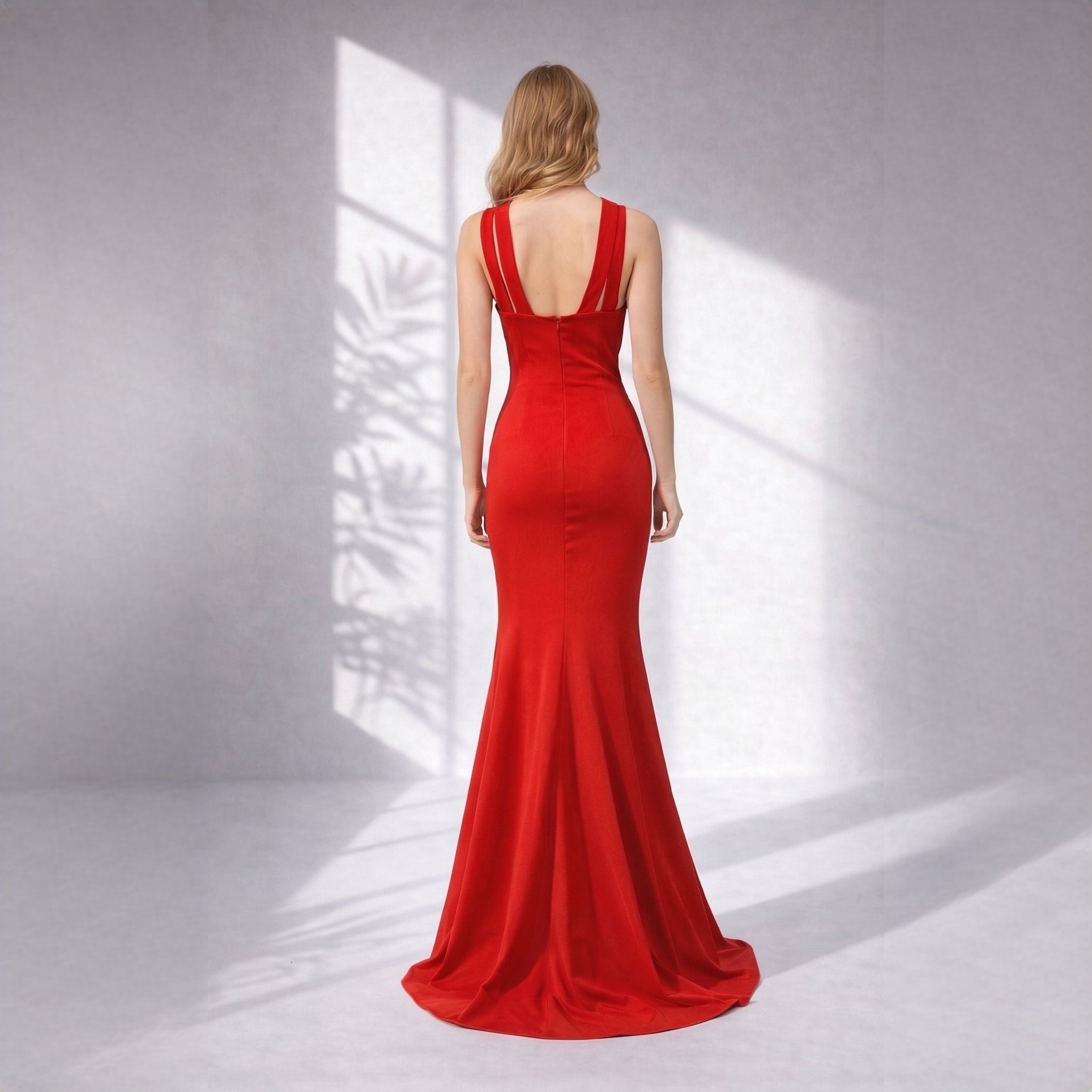 Rochie lungă roșie din bistrech cu bretele împletite și trenă – eleganță de designer