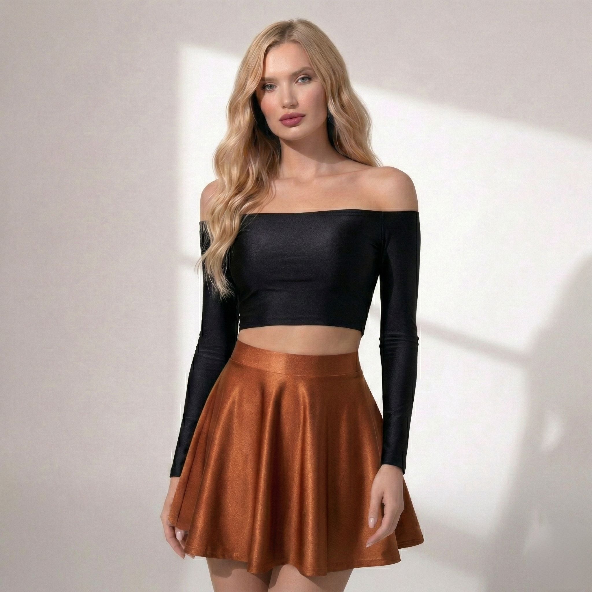 Top scurt elastic pe umeri sidefat